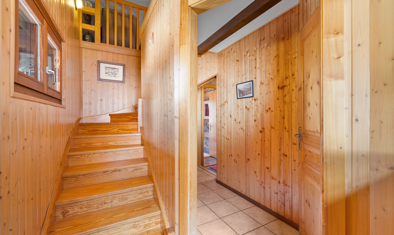 escaliers avec escaliers, wood wall, mur en bois, tile floor, et sol en carrelage