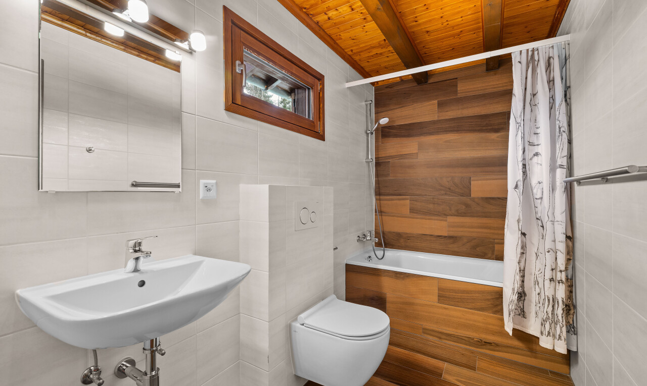 salle de bains avec tile wall, mur en carrelage, salle de bain complète, inside property, et miroir