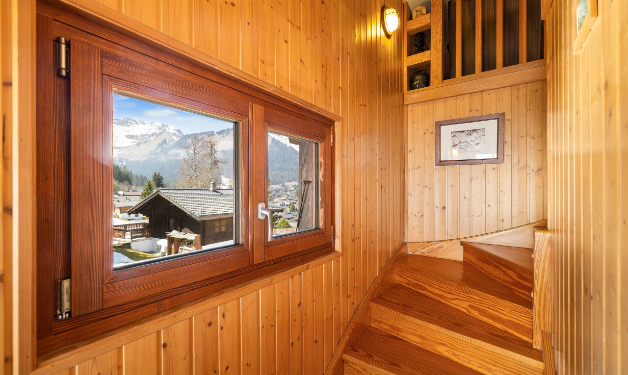 escaliers avec escaliers, wood wall, mur en bois, inside property, et day time