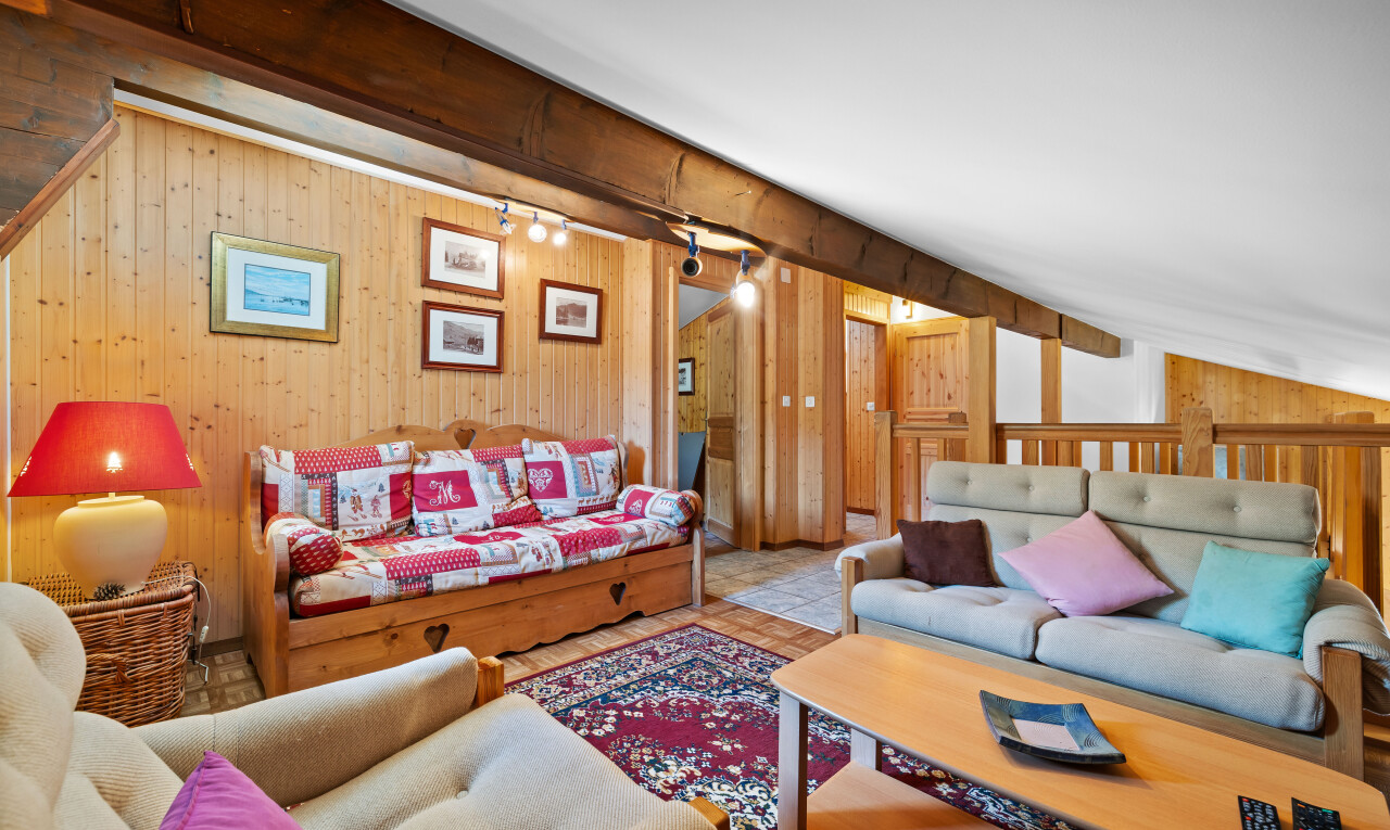 salon avec wood wall, mur en bois, inside property, track lighting, et éclairage sur rail