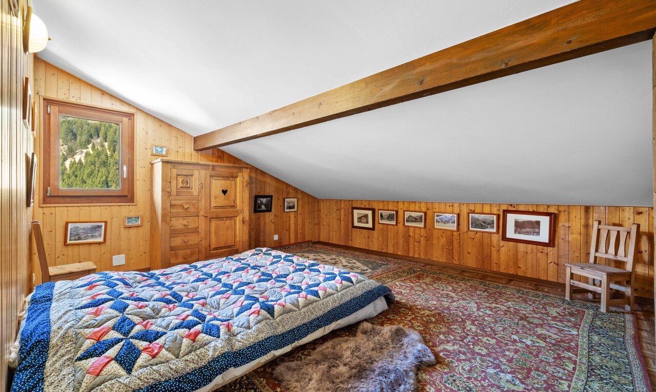 chambre avec mur en bois, wood wall, plafond voûté, vaulted ceiling, et inside property