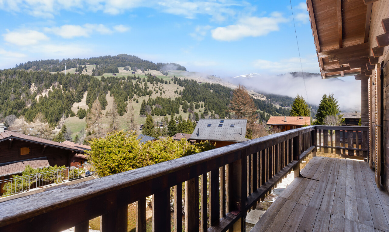 balcon avec from property, mountain view, vue sur la montagne, day time, et balcon