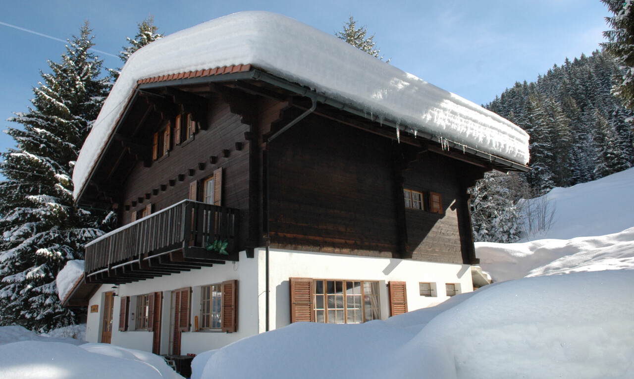 façade avec balcon, snow, day time, bardage en stuc, et property visible