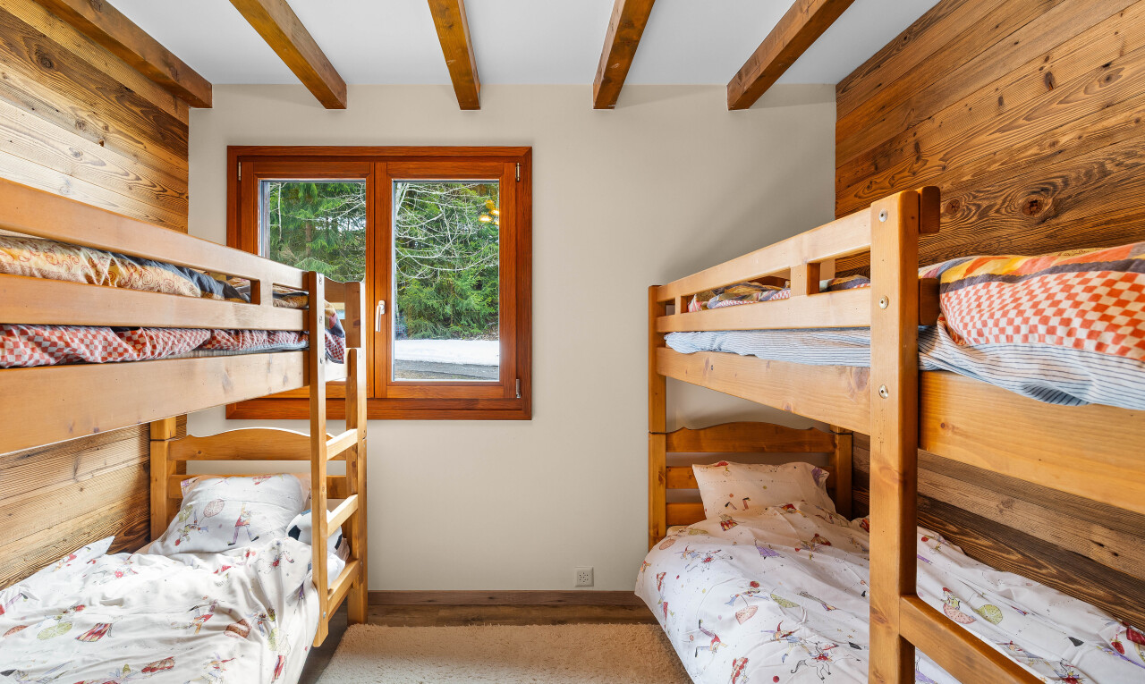 chambre avec wood wall, mur en bois, drywall, cloison sèche, et inside property