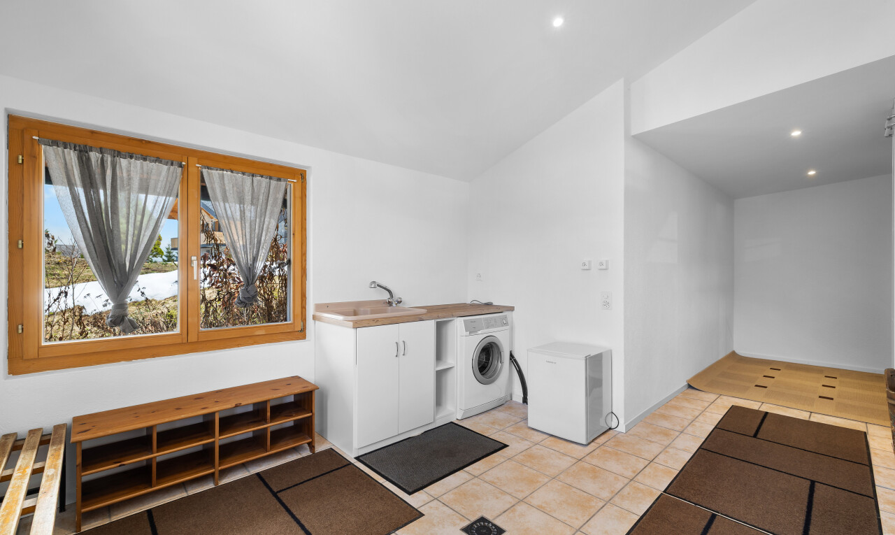 buanderie avec light floor, inside property, natural light, lumière naturelle, et drywall