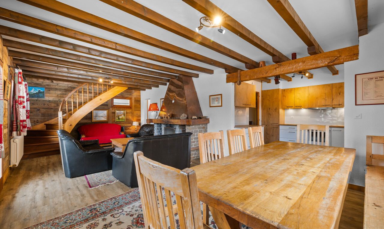 salon / salle à manger avec wood finish floor, sol en finition bois, escaliers, cheminée, et inside property