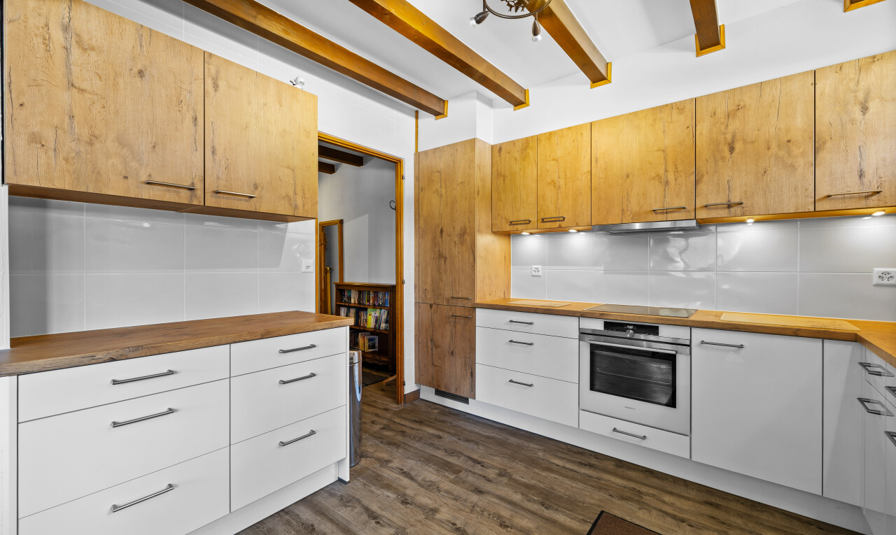 cuisine avec butcher block countertops, plans de travail en bois de boucher, dark floor, four, et inside property