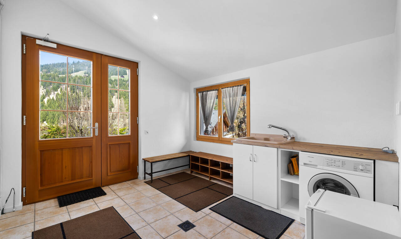 cuisine avec inside property, plafond voûté, vaulted ceiling, light floor, et lumière naturelle