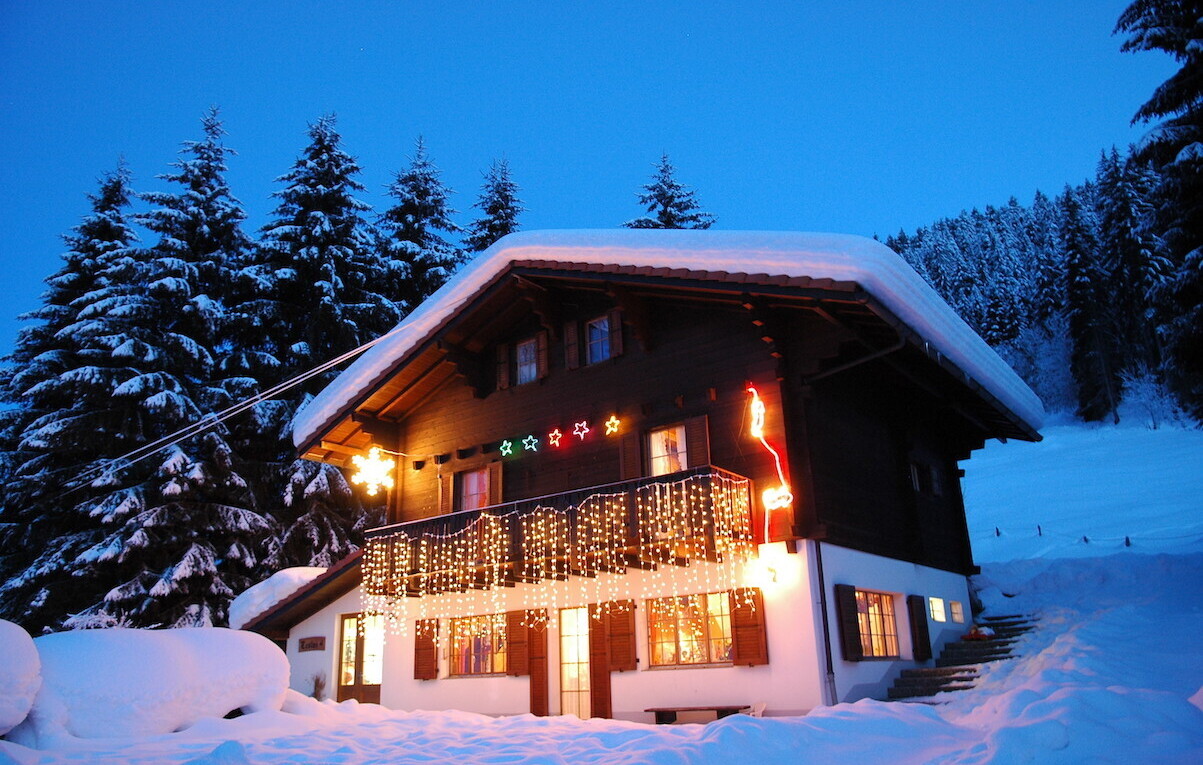 façade avec snow, balcon, et property visible