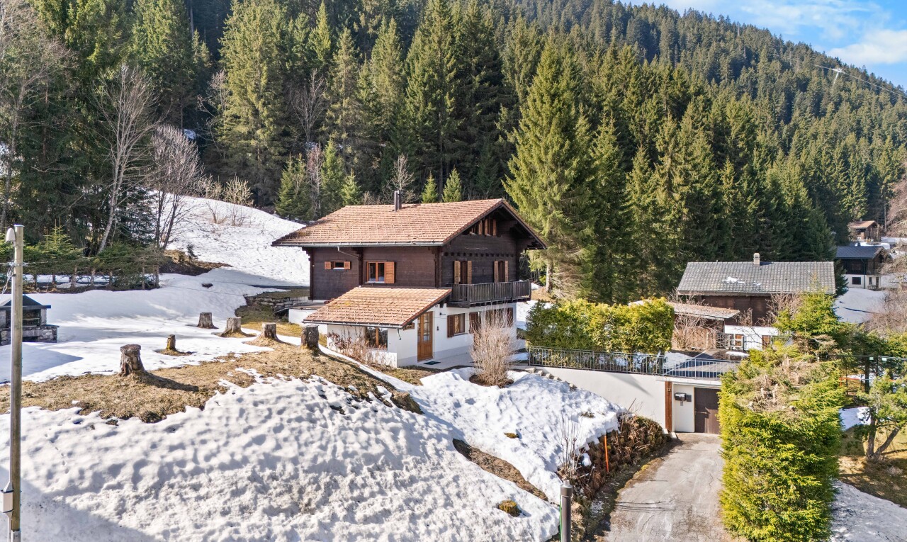 façade avec balcon, property visible, snow, et day time