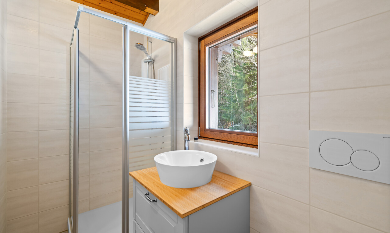 salle de bains avec tile wall, mur en carrelage, douche, salle de bain complète, et évier
