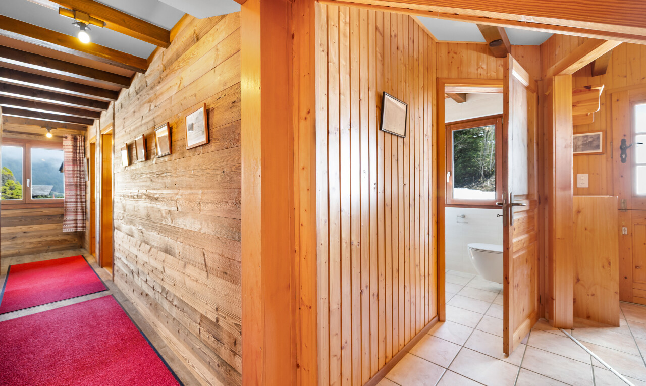 couloir avec mur en bois, wood wall, plafond à poutres, beamed ceiling, et lumière naturelle