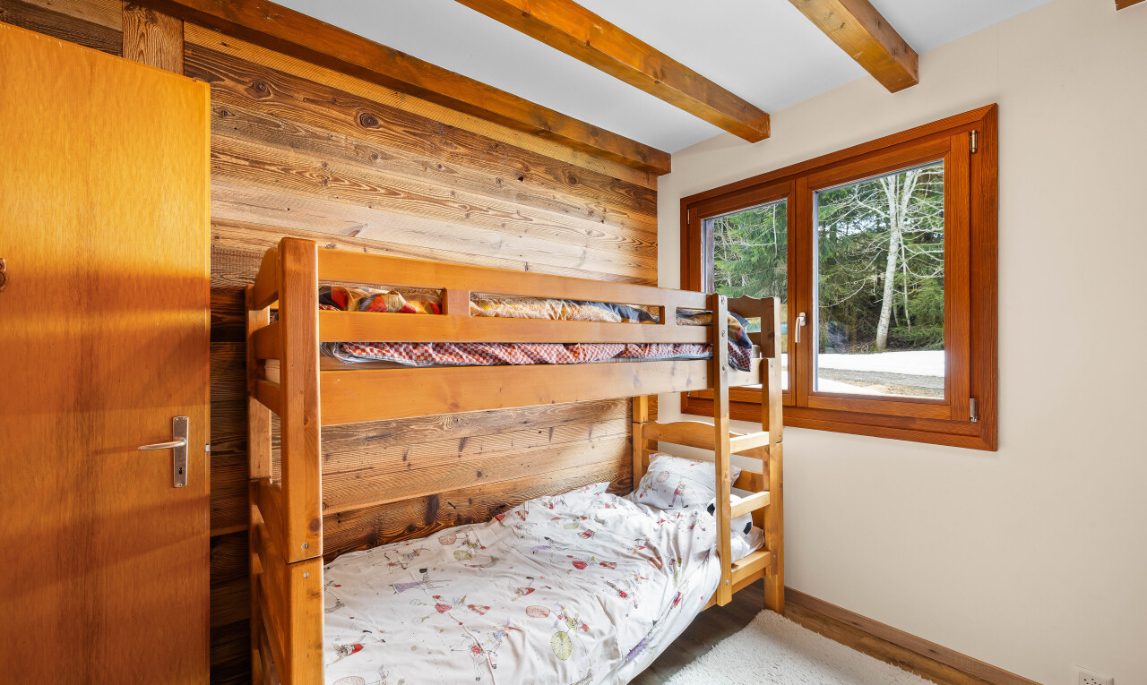 chambre avec inside property, carpet, moquette, wood wall, et mur en bois