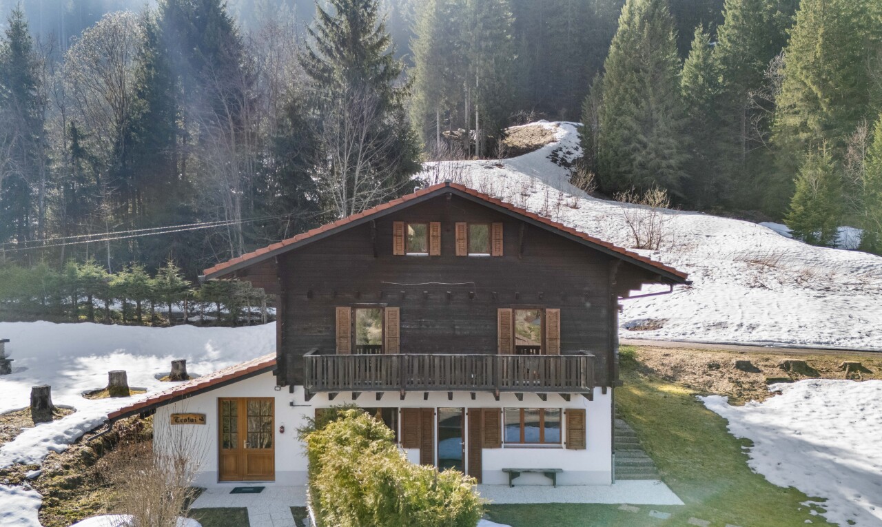 façade avec snow, property visible, bardage horizontal, balcon, et bardage en bois