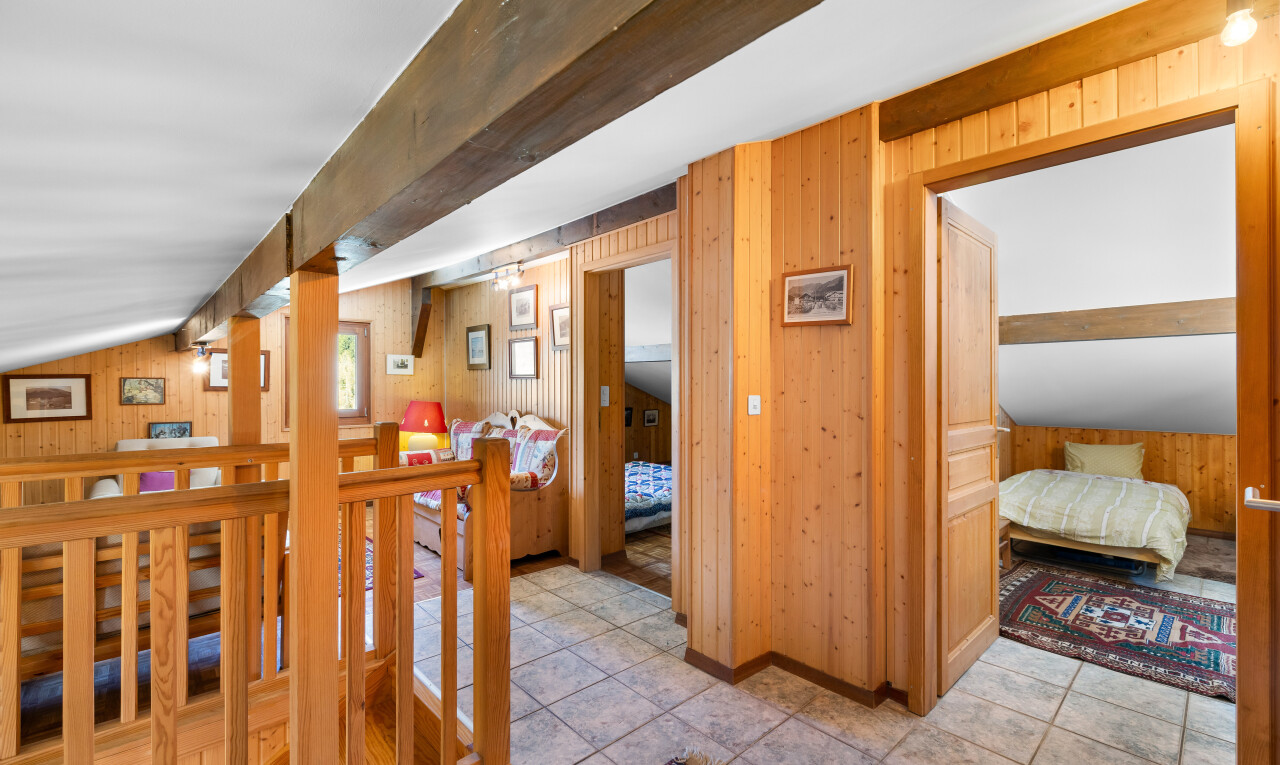 couloir avec wood wall, mur en bois, inside property, beamed ceiling, et plafond à poutres