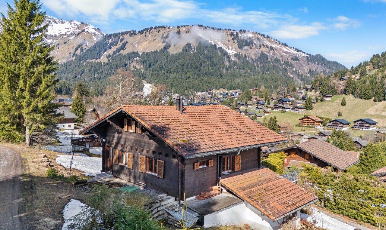 façade avec vue sur la montagne, mountain view, day time, et property visible