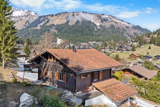 façade avec vue sur la montagne, mountain view, day time, et property visible