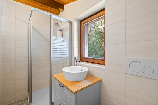 salle de bains avec tile wall, mur en carrelage, douche, salle de bain complète, et évier