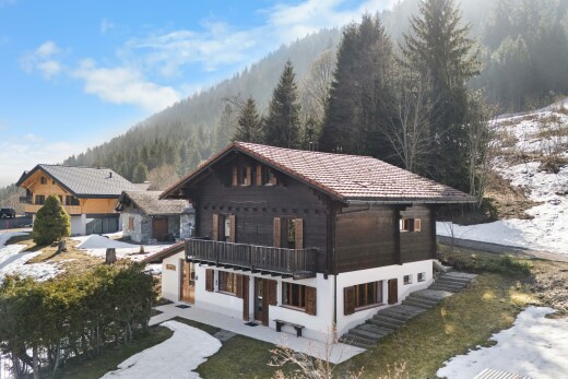 façade avec property visible, bardage horizontal, day time, balcon, et snow