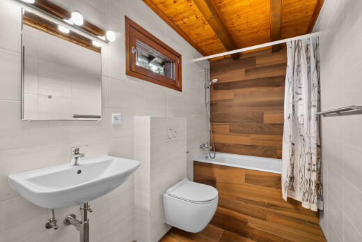 salle de bains avec tile wall, mur en carrelage, salle de bain complète, inside property, et miroir