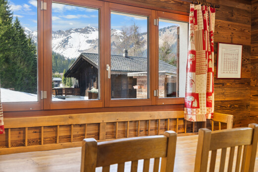 salle à manger avec mountain view, vue sur la montagne, day time, mur en bois, et wood wall