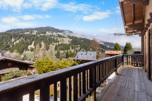 balcon avec from property, mountain view, vue sur la montagne, day time, et balcon
