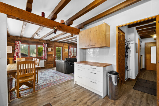 cuisine avec beamed ceiling, plafond à poutres, inside property, light countertops, et natural light
