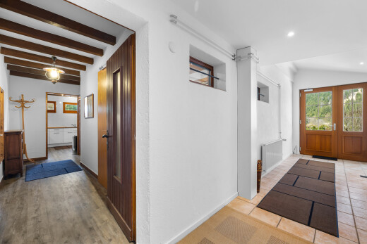 couloir avec inside property, plafond voûté, vaulted ceiling, lumière naturelle, et natural light