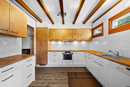 cuisine avec backsplash, dosseret, plans de travail en bois de boucher, butcher block countertops, et dark floor
