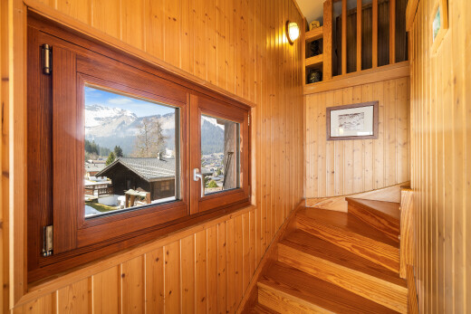 escaliers avec escaliers, wood wall, mur en bois, inside property, et day time