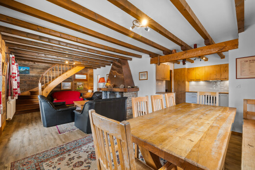 salon / salle à manger avec wood finish floor, sol en finition bois, escaliers, cheminée, et inside property