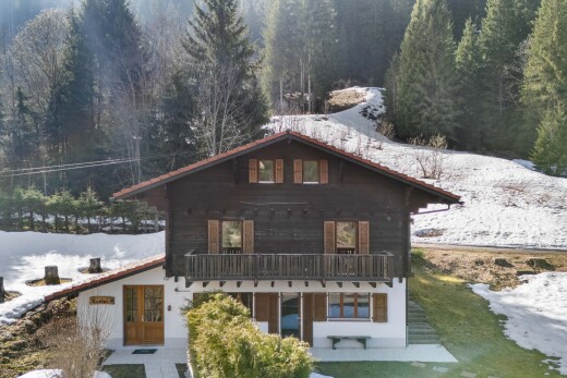façade avec snow, property visible, bardage horizontal, balcon, et bardage en bois