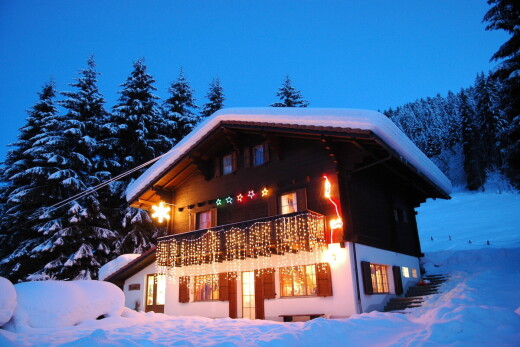 façade avec snow, balcon, et property visible