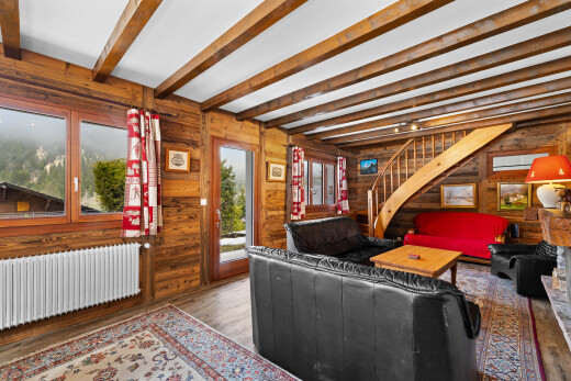 salon avec inside property, radiateur, wood finish floor, sol en finition bois, et escaliers