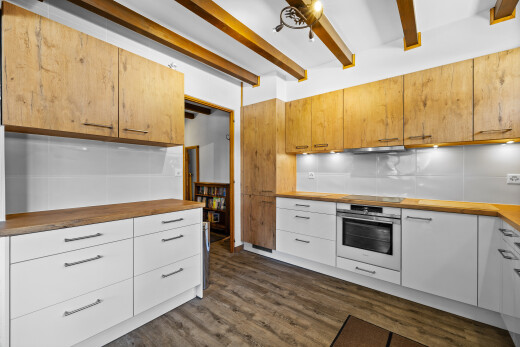 cuisine avec butcher block countertops, plans de travail en bois de boucher, dark floor, four, et inside property