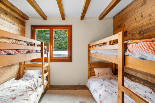 chambre avec wood wall, mur en bois, drywall, cloison sèche, et inside property