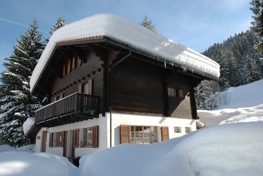 façade avec balcon, snow, day time, bardage en stuc, et property visible