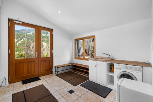 cuisine avec inside property, plafond voûté, vaulted ceiling, light floor, et lumière naturelle