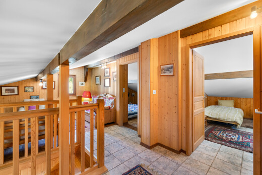 couloir avec wood wall, mur en bois, inside property, beamed ceiling, et plafond à poutres