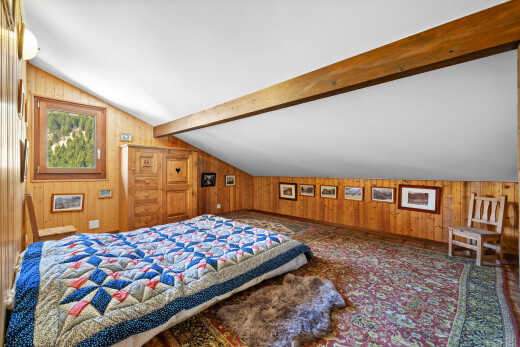 chambre avec mur en bois, wood wall, plafond voûté, vaulted ceiling, et inside property