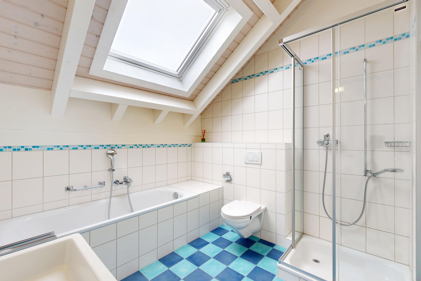 bad mit fliesenwand, tile wall, komplettes badezimmer, dusche, und inside property