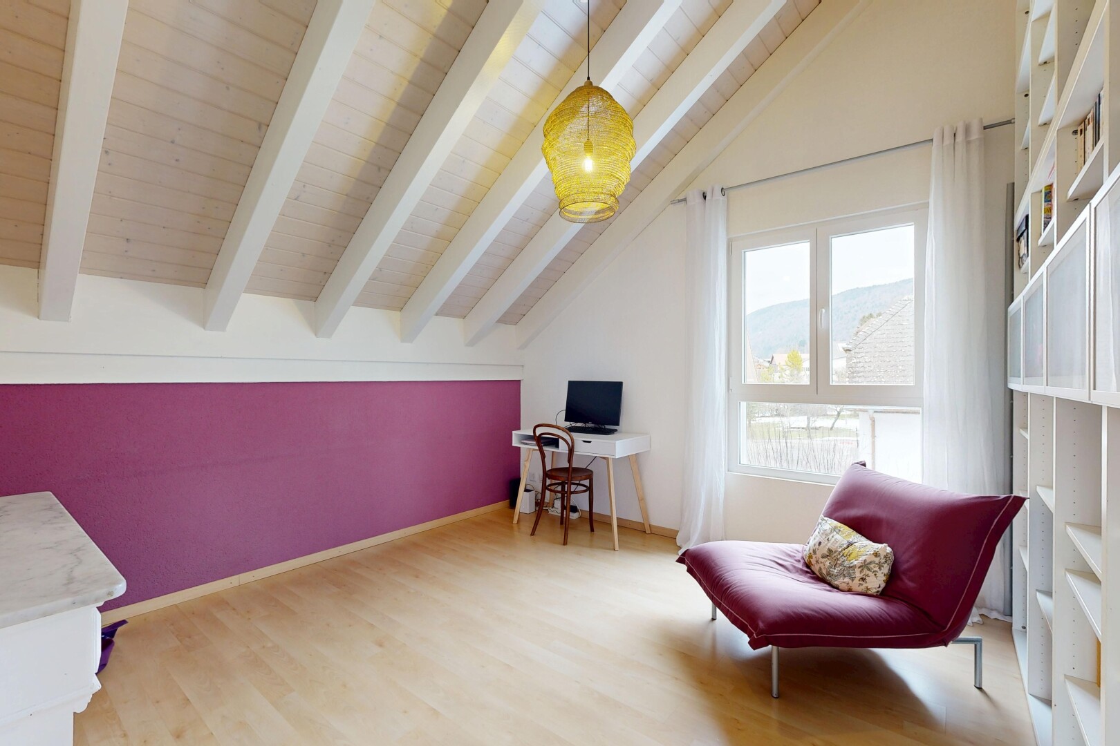 wohnzimmer mit holzfußboden, wood finish floor, inside community, gipskartonwand, und drywall