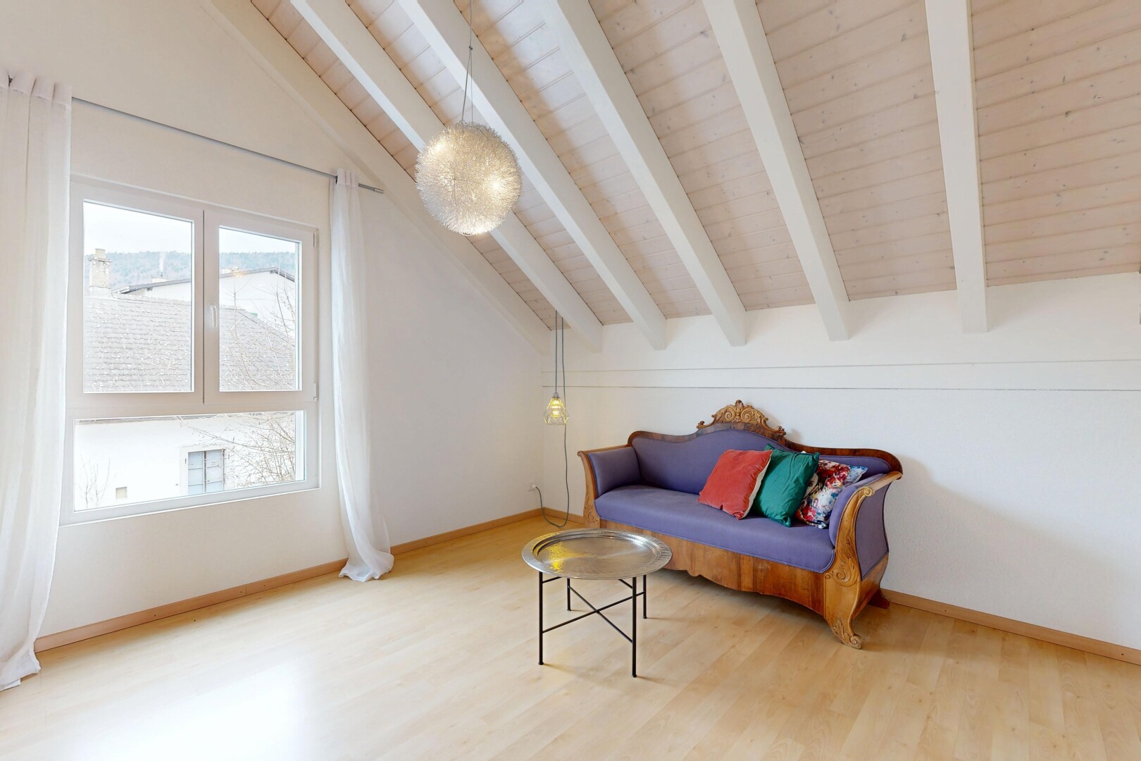 wohnzimmer mit drywall, gipskartonwand, wood finish floor, holzfußboden, und inside property