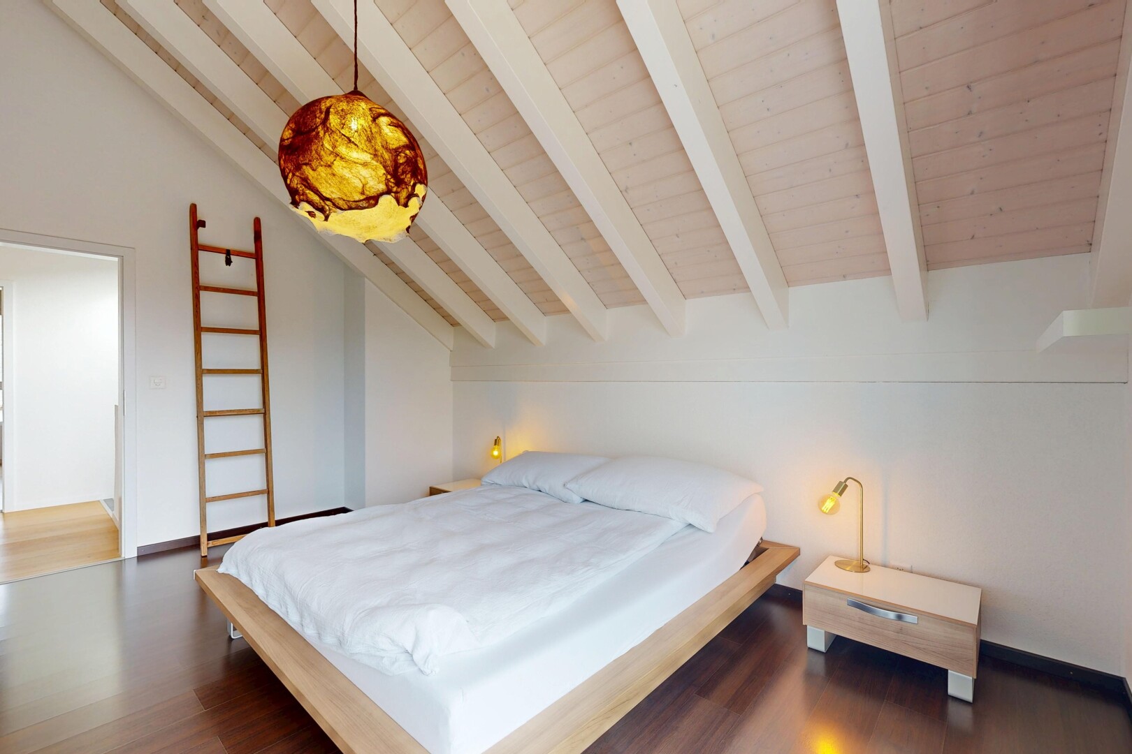 zimmer / schlafzimmer mit inside property, gipskartonwand, drywall, holzfußboden, und wood finish floor