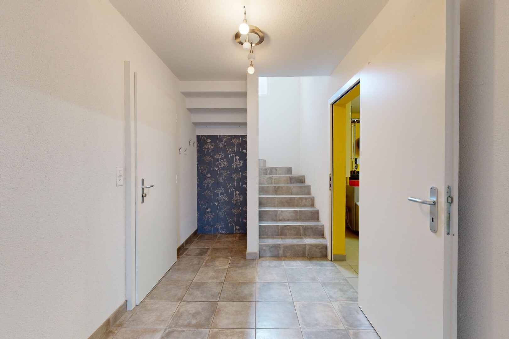 halle / korridor mit inside property, treppen, gipskartonwand, drywall, und fliesenboden