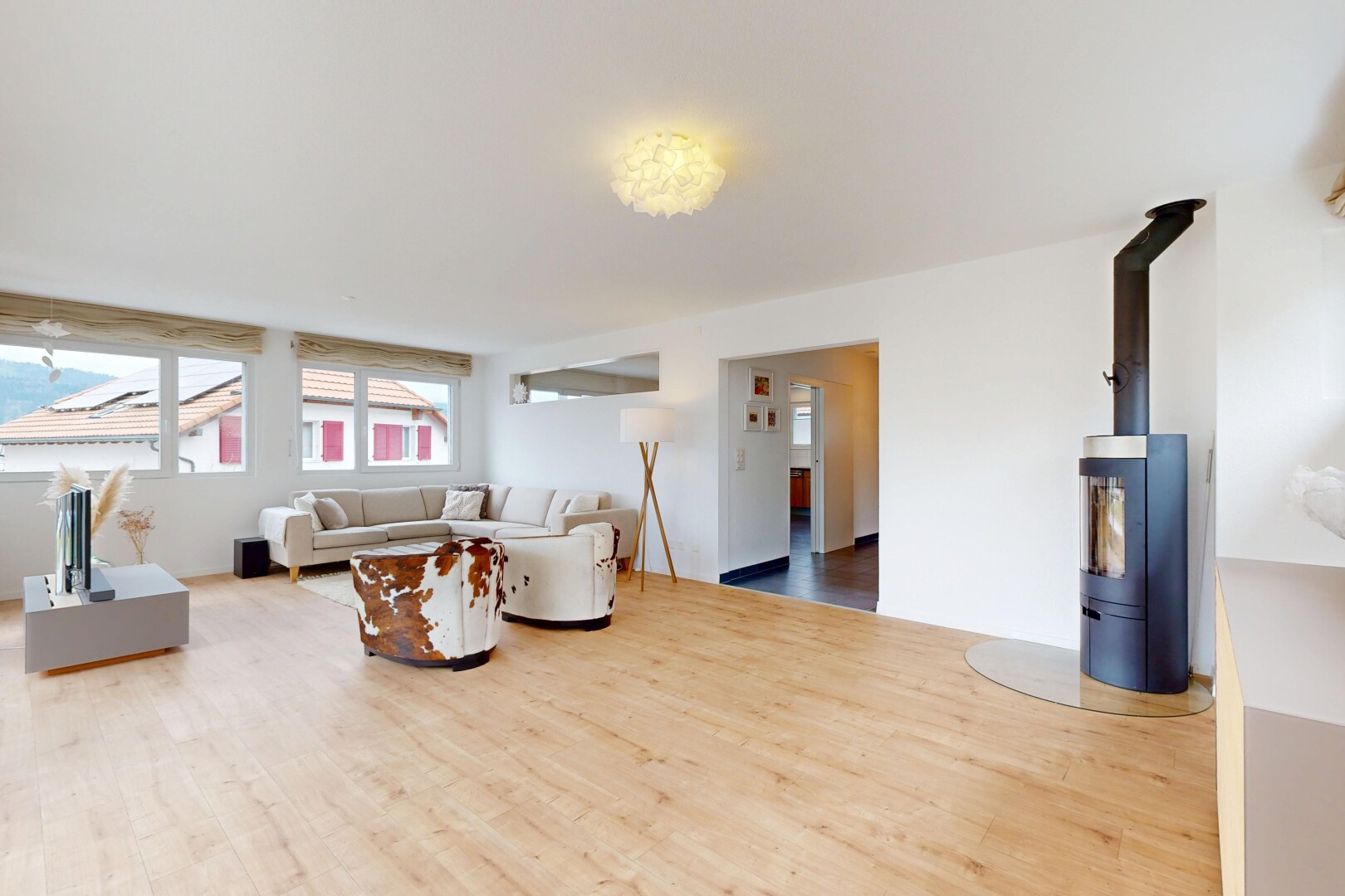 wohnzimmer mit wood finish floor, holzfußboden, drywall, gipskartonwand, und inside property