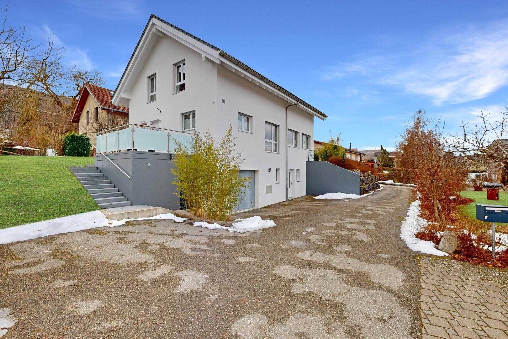 außenansicht mit eingebaute garage, property visible, day time, stuckverkleidung, und rasen