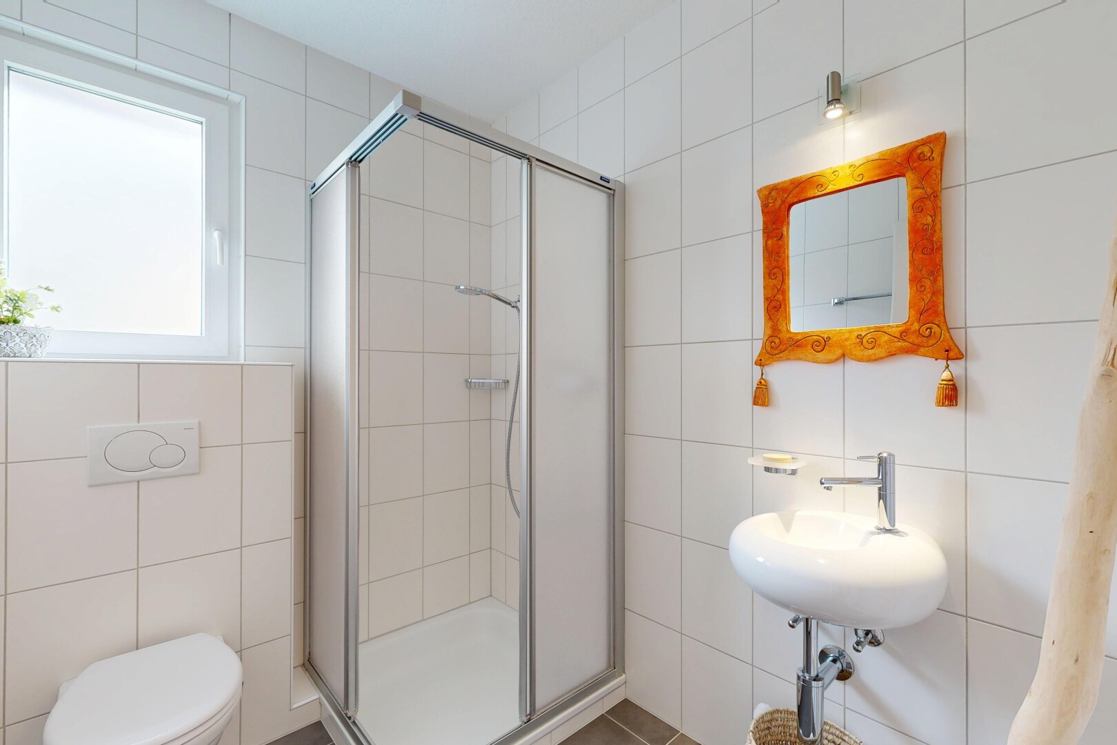 bad mit fliesenwand, tile wall, komplettes badezimmer, spiegel, und dusche