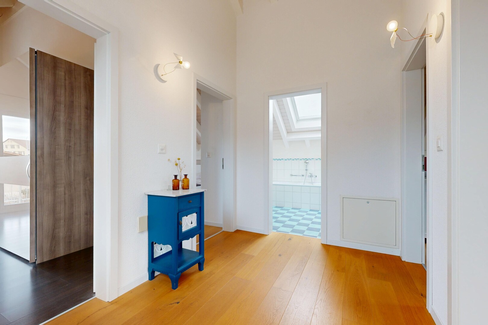 halle / korridor mit drywall, gipskartonwand, inside property, wood finish floor, und holzfußboden