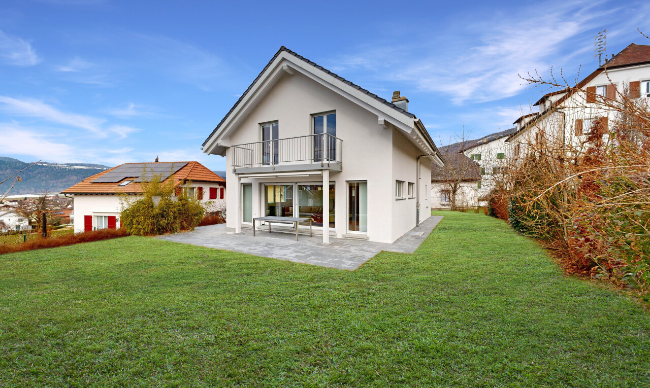 außenansicht mit stuckverkleidung, rasen, property visible, terrasse, und balkon